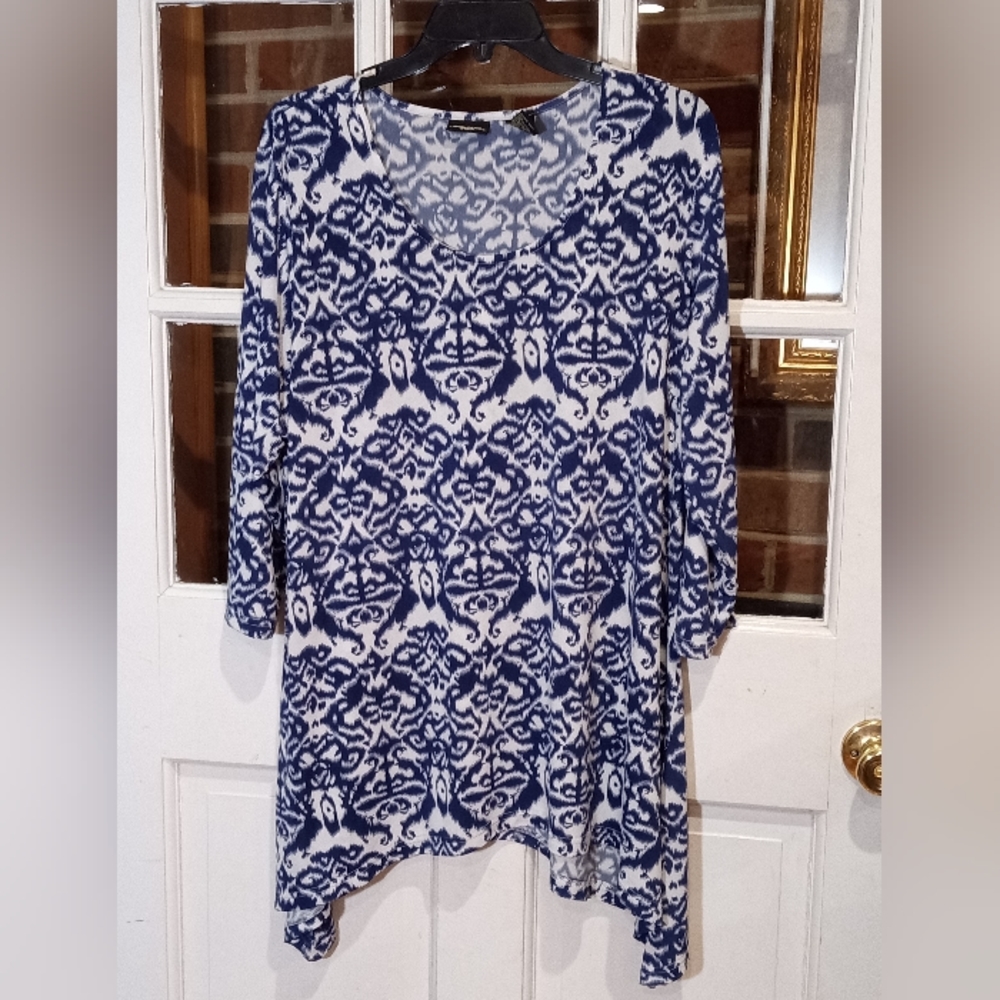 Sara Studio woman Beautiful design navy blue size 1X has some stretch to it